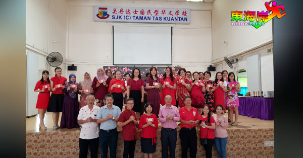 关丹达士华校教职员获杨国民（前排左3）与朱源安（前排左5）赠新春红包后，与董家协开心分享喜悦。