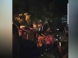 轿车爆胎翻覆 3青年受伤送院