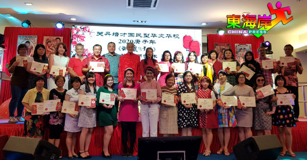 28名荣获金席奖教职员与颁奖嘉宾潘先煌（后排左4）、汤侍城（后排左6）及曾再明合影。