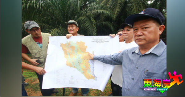 沈春祥（右起）、刘天球及玛克达出示关丹武吉吉胆的位置图。