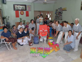 老龄志工无休  地里望慈济为慈善坚持