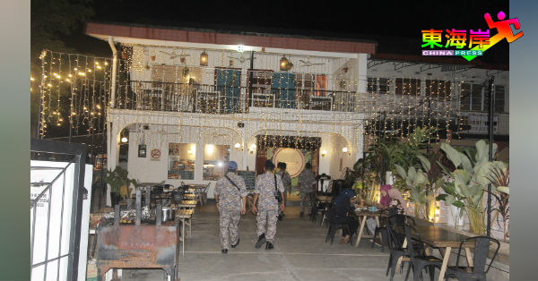 关丹市议会执法队登门检举未获营业执照的餐馆，勒令立刻停业。