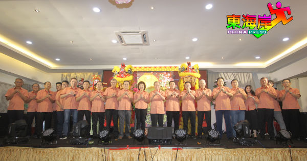 关丹中华总商会全体理事整齐一致拱手向会员来宾拜年及献唱新年歌助兴。