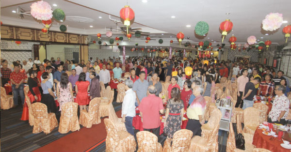 关丹中华总商会会员踊跃出席年度新春团拜活动，促进联系。