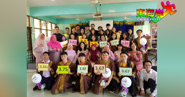 关丹督西拉国中2019年大马高等教育文凭部分华裔考生领取成绩后，与老师们分享喜悦。