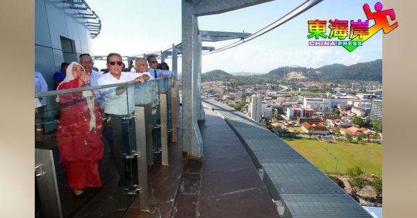 旺罗斯迪（左3）率同州行政议员及官员登上“关丹188塔”，眺望关丹市景。