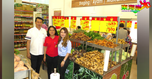 黄钟兴（左起）、营业董事颜玉珠及集团总经理黄馨仪（左至右）有信心为顾客带来更便捷和优惠的购物体验。