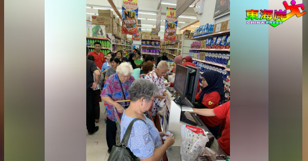 妮华娜集团生鲜超市武吉士东阁柏丹娜分店新张特惠，吸引民众前来采购。   