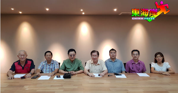 林冈龙（左3）、曾玟祯呼吁社会大众支持与资助“官司费”；左起为丘福泉、郭日灏、陈秋和、徐逸亮及徐丽念。