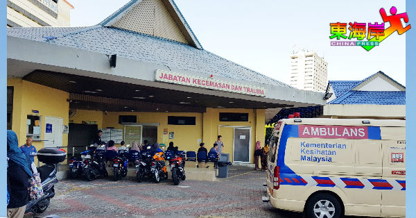 民众在关丹中央医院急诊室外等候就诊，没有异常。