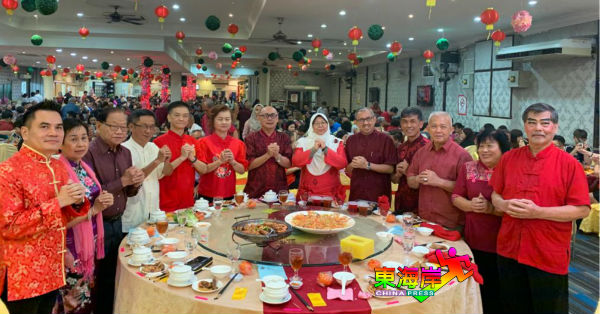 傅芝雅（左8）与关丹海南会馆理事们，向民众拜年。