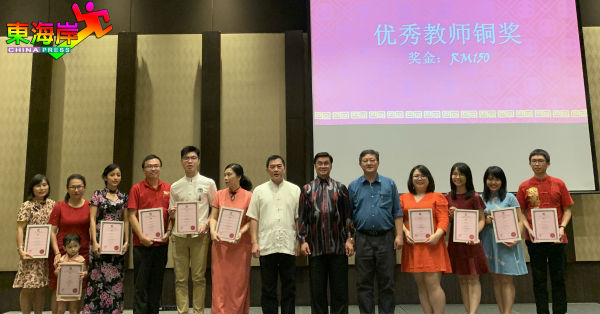 方天兴（左8）颁发优秀老师奖予得奖老师；左7起副校长叶福民及校长蔡若峰。