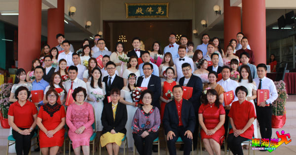 25对新人选择在农历正月十五元宵节，完成婚姻注册仪式，携手共度一生。