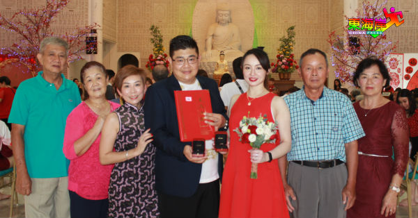 新人曾照桐（左4）及封莉菁完成婚姻注册仪式后，与双方家人分享喜悦。