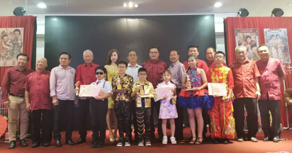 叶运兴（后排左7）颁发奖项予得奖者。