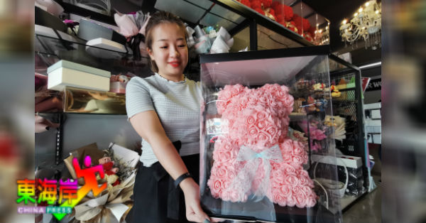 何娇玲：店内最受顾客欢迎的是手工制作玫瑰熊。