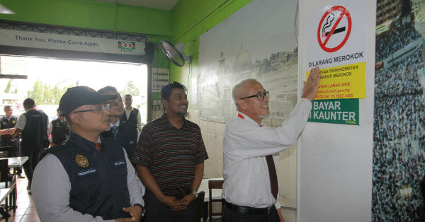 巴哈里（左3）检查食肆禁烟告示。