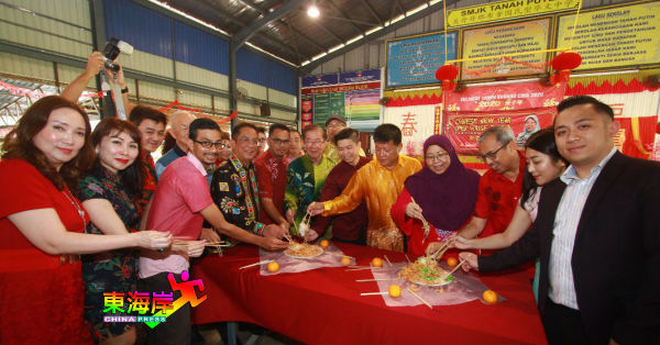 傅芝雅（左10）与嘉宾们一同捞生，庆祝农历新年。