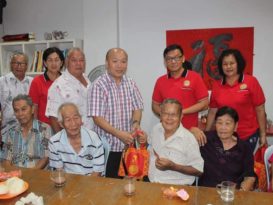 而连突广西会馆 颁112老会员度岁金