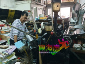 字膜手工排版 百年老机器 实用至今