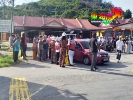 罗厘猛撞轿车  女司机受困车内