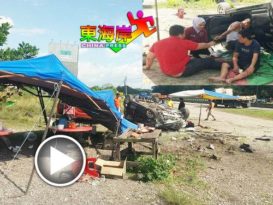 大道旁摆卖榴梿  被撞了！