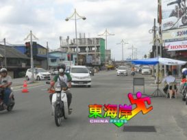 ◤行动管制14天◢登警封锁多条要道  上班者需出示公司证明