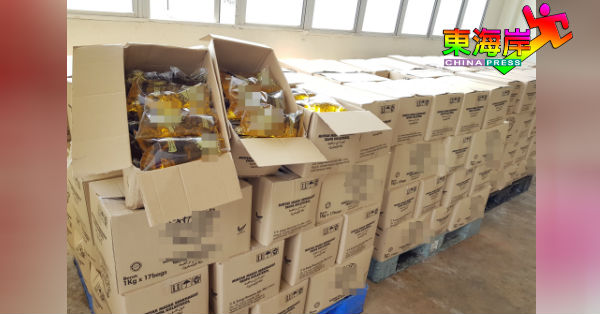 涉嫌违规售卖补贴食油的包装厂，遭贸消局充公逾10公顿包装食油助查。