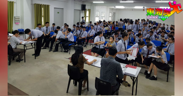 关丹中华中学2019年大马教育文凭考生聚集讲堂，等待领取成绩。