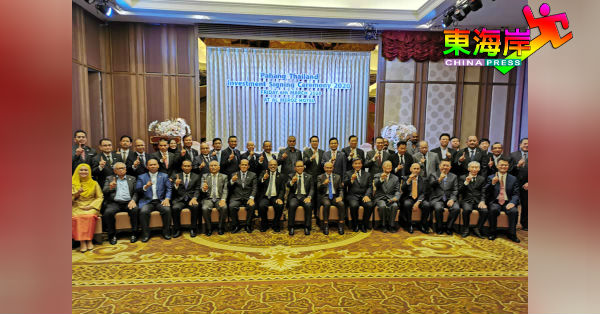 彭州政府组团远赴泰国招商时与合作对象合影，前排左8为旺罗斯迪。
