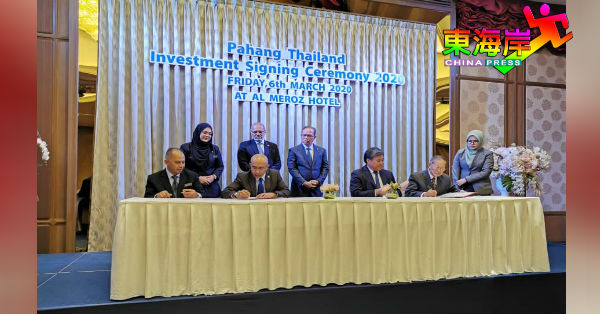 旺罗斯迪（后排左3）在仪式上，见证沙烈胡丁（坐左2）与泰国合作伙伴签署合作备忘录。