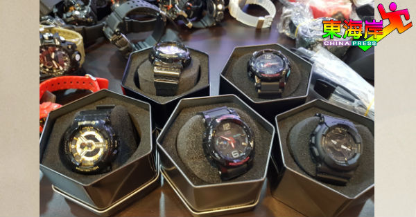 为博取消费者青睐，仿真手表也配搭精致盒子出售。