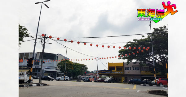 关丹市议会在关丹阿益布爹路3个路口处仍悬挂红彤彤的灯笼。