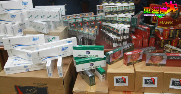 彭亨关税局从出租排屋中，逃税总值38万令吉各品牌走私香烟。