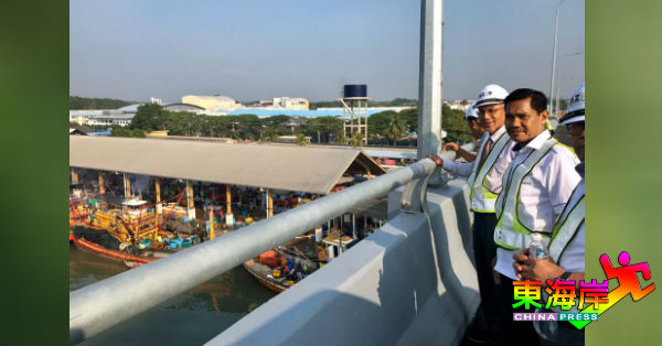 沙烈鲁丁（左）及韩旦等登上第二大桥工程巡视。