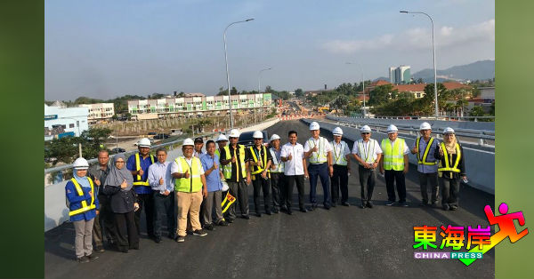 韩旦（右7）随同各部门官员巡视丹绒隆坡第二大桥工程。