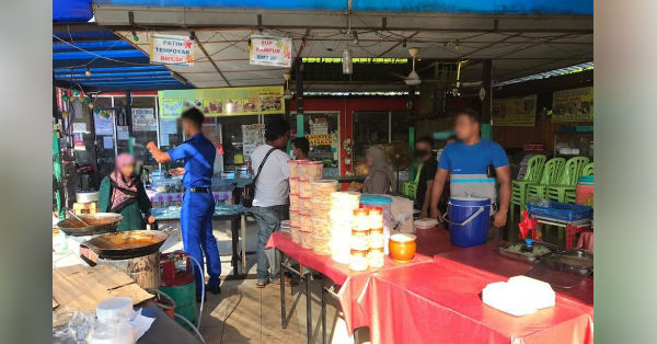 马来熟食摊贩于行动管制令首日，遭执法人员上门检查。