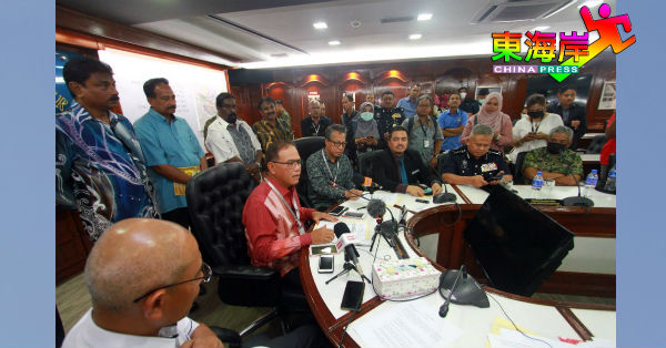 旺罗斯迪（坐者左2）在记者会上宣布额外实施限时营业措施。