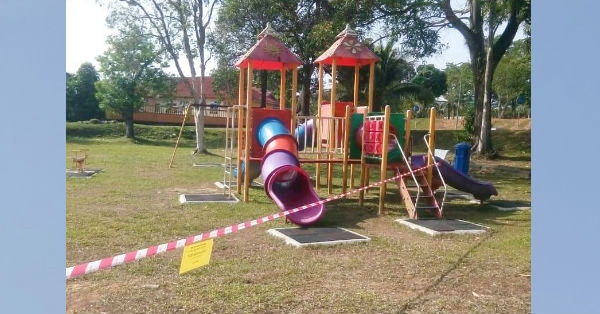 云冰县议会以封锁线将公园儿童游乐设施进行封锁。
