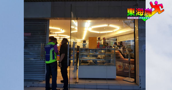 晚上7时至早上7时的营业时间限制令开跑的首夜，其中一家商店被发现逾时作业。