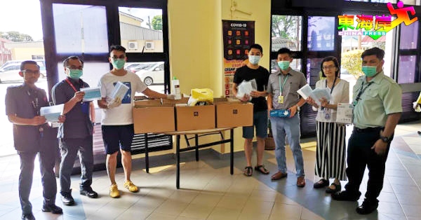 大众无私捐出的口罩等物资已由义工送到中央医院非前线医务人员手中。