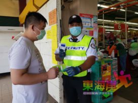 ◤行动管制◢排队领牌  超市客户守秩序