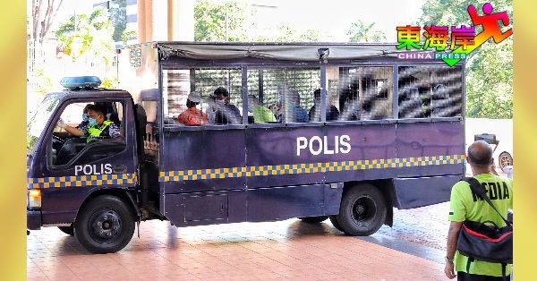 关丹警方出动卡车，将违反行动管制令的被告们，载至关丹法庭提控。