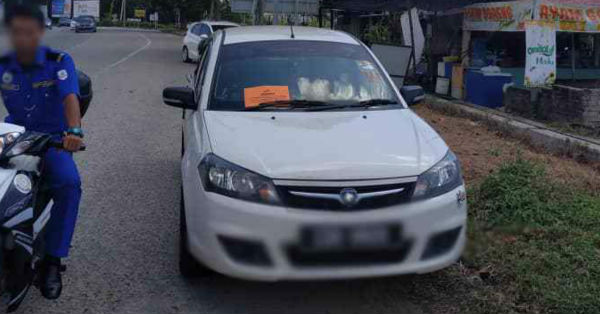违例停泊在丹绒隆坡的车辆，都被放上锁车轮通知。（取自关丹市议会面书）