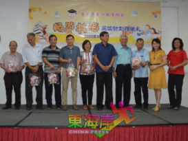 畅游书海阅读计划推展礼 赠丹15华小老师315本书