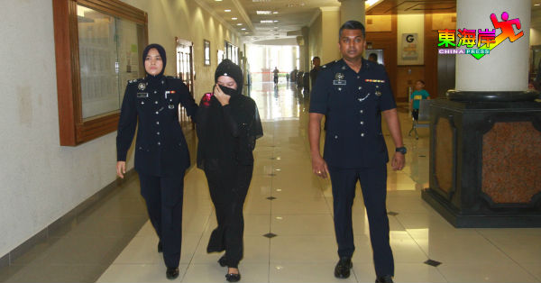 艾妮（左2）被警员带到推事庭接受审讯。