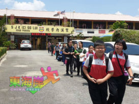 【今日东海岸头条】上传教学短片  家长督促温习 留在家 照学习