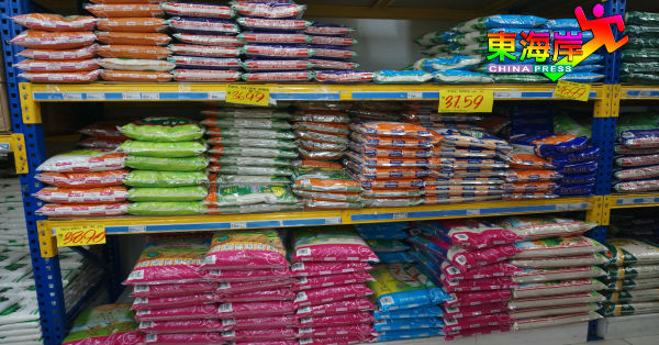 关丹星光城妮华娜超市的白米存货依然很多。