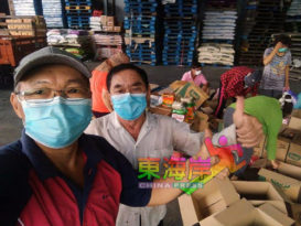 劳勿双溪兰民安体育文娱俱乐部派部友防疫物资