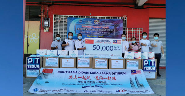 陆勇（左4）率同团队为巴莪国会选区送上5万个医用口罩，左2起为张瑞平及达西尔。